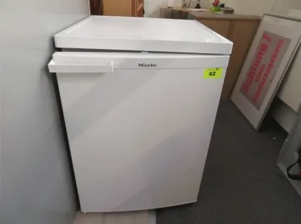 1 Kühlschrank, Fabr. Miele, Typ 760034, Bruttoinhalt 151 Liter, Kältemittel R600a, mit 1 Gefrierfach, Gefriervermögen 2 kg