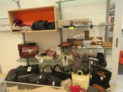 1 lot of stock, approx. 250 pieces, brands Deuter, Picard, Scout, Jost, Roeckl, consisting of: hats, scarves, gloves, handbags, shoulder bags, backpacks, waist bags, beach bags, wallets, travel bags, briefcases