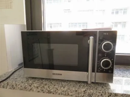 1 Mikrowelle, Fabr. Serverin, 700 W, mit Grillfunktion, Edelstahl