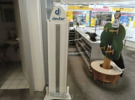1 sales/hook stand, inscription Deuter, approx. 1.80 m, mobile, white, with 12 hook rails, chrome