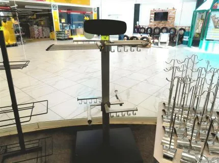1 Verkaufs-/Warenträger, ca. 1,60 m, Metall, schwarz/grau, rollbar