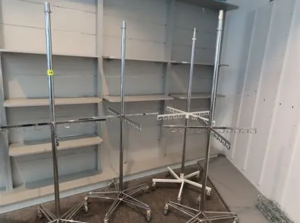 5 stojanů na oděvy/háčkových stojanů, cca 1,80 m vysoký a 0,80 m průměr, kov, 3 x chromované, 1 x chrom/bílý