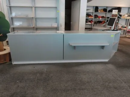 1 comptoir de vente d'angle, env. 1,50 m x 3,50 m, avec étagères à l'arrière, 1 tiroir et 1 porte battante, ainsi que 2 vitrines à tiroirs avec plaque de verre, gris