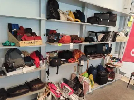 1 lot of stock, approx. 200 pieces, consisting of: handbags, belt bags, beach bags, backpacks, waist bags, wallets, briefcases, document folders, umbrellas, rain covers for backpacks