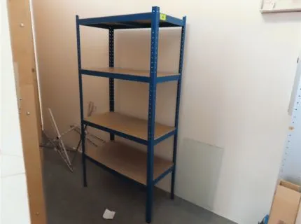 1 Metallregal, ca. 1,70 m hoch x 1 m, 4 Einlegeböden