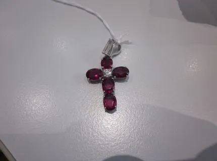 1 Kreuzanhänger mit Rubinen und Brillant, 750/000, Brillant ca. 0,41 ct feines Weiß. Ref.: 454.0763