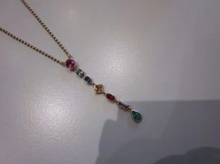 1 Collier mit Farbsteinen, RG 750/000, Rubin zus. ca. 1,01 ct, Saphir ca. 0,24 ct. Ref.: 670.0113