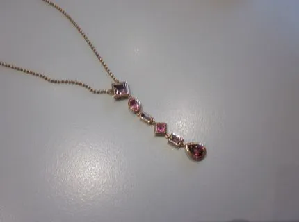 1 Collier mit Farbsteinen, RG 750/000, Amethyste zus. ca. 1,13 ct, rosa Turmaline. Ref.: 670.0127