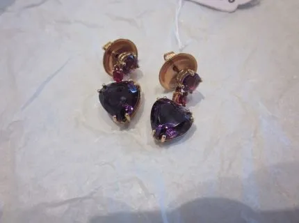 1 paire de boucles d'oreilles avec améthystes et rubis, or rose 750/000, 2 améthystes env. 0,95 ct. Réf. : 766.0190