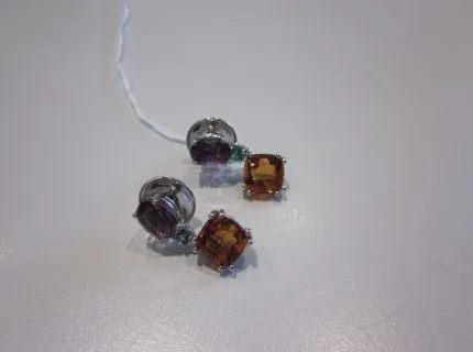 1 Paar Ohrstecker mit Farbsteinen, WG 750/000, Amethyste zus. ca. 2,36 ct, 2 Turmaline. Ref.: 764.0494