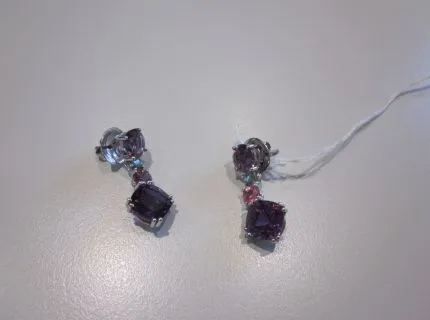 1 paire de pendants d'oreilles avec pierres colorées, or blanc 750/000, améthystes total env. 12,23 ct, tourmalines vert clair. Réf. : 764.0497