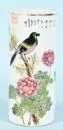 Penseelbeker – porselein, handbeschilderd, groot bloemmotief met vogel en karakters, cilindervormig, H= 28,5 cm, China, bodem met…