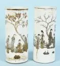 Pots à pinceaux, 2 pièces – porcelaine, peinte à la main, motifs de paysage avec 4 personnages et caractères, corps cylindrique, H= 28 cm, Chine