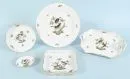 Pièces en porcelaine, 5 pièces "Herend" – Porcelaine, peinte à la main, décor "Rothschild", formes variées, 3 coupelles, 2 plats, L= 10-28 cm ;