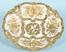 Assiette d'apparat "Schwerter Meissen" – Porcelaine, riche décor floral et ornemental en relief avec bronze doré, bord ondulé, D= 30 cm, vers 1900, 1er choix;