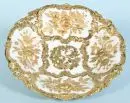 Assiette d'apparat "Schwerter Meissen" – Porcelaine, riche décor floral et ornemental en relief avec bronze doré, bord ondulé, D= 30 cm, vers 1900, 1er choix;