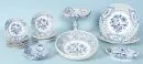 Serviceteile, 18 Stück "Stadt Meissen" – Porzellan, handbemalt, blaues Zwiebelmuster, Ränder mit Durchbruchdekors, 14 Teller (D= 15-27 cm), 3 Schalen, 1…