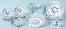 Pièces de service, 18 pièces "Stadt Meissen" – porcelaine, peint à la main, bleu Zwiebelmuster, bords avec décors ajourés, 14 assiettes (D= 15-27 cm), 3 coupes, 1…