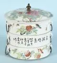 Boîte empilable – Porcelaine, peinte à la main, motifs floraux et d'oiseaux avec caractères, 3 bols ronds avec anses en métal et couvercle, H= 20 cm, Chine