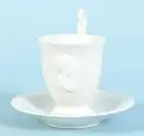 Tasse avec soucoupe "KPM Berlin" – Porcelaine, blanche, tasse avec relief ovale en biscuit "Viktoria Luise von Preußen" et anse en cygne, 2e choix