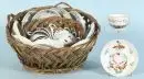 Tasses à thé, 11 pièces et 10 soucoupes – porcelaine, peinte à la main, motifs de roses, 5 tasses avec monogrammes et dictons, dans 2 paniers tressés, Frise orientale