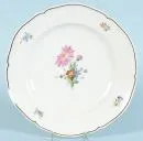 Assiette "KPM, Berlin" – porcelaine, peinte à la main, décor floral, bord ondulé, D= 25 cm, marque au sceptre, globe impérial vert