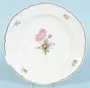 Assiette "KPM, Berlin" – porcelaine, peinte à la main, décor floral, bord ondulé, D= 25 cm, marque au sceptre, globe impérial vert