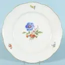 Assiette "Schwerter Meissen" – porcelaine, peinte à la main, décor "bouquet central, polychrome", aile avec motif tressé structuré, bord doré ondulé, D= 26,5 cm, 2e moitié 20e s., 1er choix