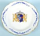 Assiette décorative "Schwerter Meissen" – porcelaine, peinte à la main, miroir avec armoiries bavaroises (peinture domestique), bord doré ondulé, D= 35 cm, 1re moitié 20e s., 4e choix