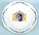 Assiette décorative "Schwerter Meissen" – porcelaine, peinte à la main, miroir avec armoiries bavaroises (peinture domestique), bord doré ondulé, D= 35 cm, 1re moitié 20e s., 4e choix