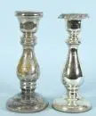 Bougeoirs en étain paysan, 2 pièces – 1 peint avec décor floral (usé), pied rond, tige balustre, 1 avec bord pincé, H= 31 cm