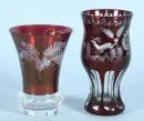 Becher, 2 Stück – farbloses Glas, weinroter Überfang, geschliffene Verzierungen, verschiedene Formen, H= 14/17 cm;