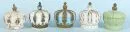 Boîtes à couvercle, 5 pièces – verre pressé de différentes couleurs, partiellement monté doré (usé), forme couronne, H= 14 cm