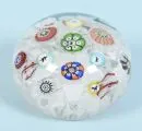 Paperweight "Baccarat" – farbloses Glas, Millefiori-Dekor mit 5 Silhouettenfiguren, dat. 1848, H= 5 cm, D= 7 cm;