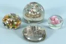 Paperweights, 4 Stück – farbloses Glas, verschiedene Formen und Dekors, 1 mit Kirchenansicht, H= 2,5-8 cm;