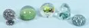 Paperweights, 5 Stück – farbloses Glas, verschiedene Einschlussdekors, vier rund, 1 als Vogel "Kiwi", H= 3-6 cm;