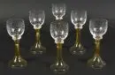 Verres à vin, 6 pièces – verre incolore, tiges torsadées avec couverte couleur miel, calices avec décorations florales gravées, H= 19 cm, 1 avec petit éclat sur le bord