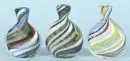 Flacons à tabac, 3 pièces – verre incolore, décors de fils inclus de couleurs diverses, forme goutte, H= 10 cm, sans bouchon