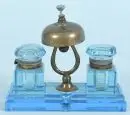 Ensemble encrier avec cloche – verre pressé bleu, 2 boîtes à couvercle sur support à stylos avec cloche de table montée, H= 11 cm