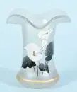 Vase – verre incolore, couche nacrée, peint à la main avec des callas, bord évasé ondulé, H= 18 cm,…
