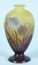 Vase "Gallé" – farbloses Glas, honigfarben unterfangen, teils geätzte Wandung, geschnittenes Blumendekor mit violettem Überfang,…