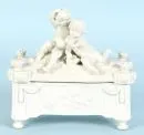 Boîte à couvercle – faïence, glaçure craquelée, décorations en relief, couvercle avec paire de putti, H= 20 cm;
