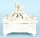 Boîte à couvercle – faïence, glaçure craquelée, décorations en relief, couvercle avec paire de putti, H= 20 cm;