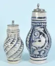 Pichets, 2 pièces – grès, décors gravés variés, partiellement émaillés bleu, corps balustre, couvercles en étain, H= 27/39 cm, début 20e s.