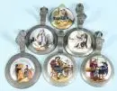 Couvercles de chopes à bière, 5 pièces – étain, inserts en porcelaine avec motifs de personnages colorés, D= 8,5/9 cm, plus 1 insert en porcelaine seul