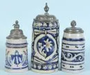 Bierkrüge, 3 Stück – Steinzeug, verschiedene, blau glasierte Dekors, Zinndeckel, H= 20-27 cm, um 1900, Walzenkrug mit kleinen Haarrissen am…