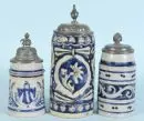 Chopes à bière, 3 pièces – grès, décors variés émaillés bleu, couvercles en étain, H= 20-27 cm, vers 1900, chope cylindrique avec petites fissures capillaires sur le bord