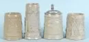 Chopes à bière, 4 pièces – grès, motifs richement reliefés tout autour, 1 avec couvercle en étain et insert en porcelaine, H= 13-18 cm, 19e s., 1 avec…