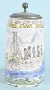 Chope cylindrique – Faïence, glaçure beige, peinte à la main avec motif de navire et personnages, couvercle en étain, H= 22 cm, 1re moitié 19e s., bord avec...