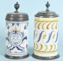Chopes cylindriques, 2 pièces – Faïence, glaçure beige, chacune peinte à la main avec motifs floraux, anneaux de base et couvercles en étain, H= 22 cm, 18e s., 1...
